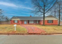 “Sweet Home Oklahoma” House - Large home with 4 bedrooms and fenced yard+garage!