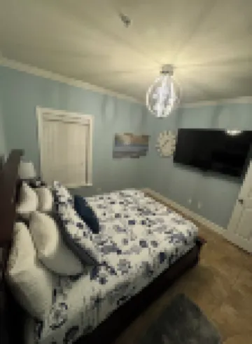 Upgraded condo close to Beach