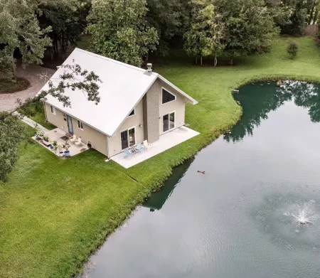 Bayou Getaway - Charming 1-bedroom house on a pond in tranquil Breaux Bridge, LA