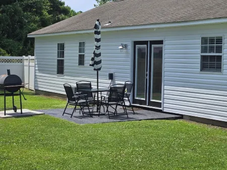 Entire residential home rental. Quiet cul-de-sac. Minutes to beach.