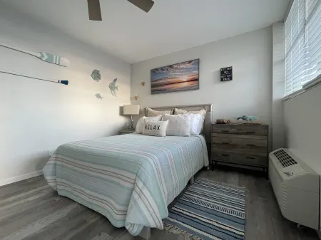 Steps to the Beach ! Отели рядом с достопримечательностью «Loggerhead Marina»