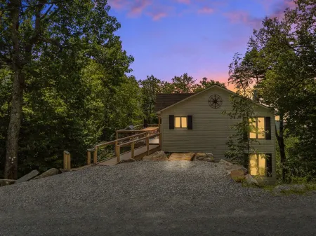 Beech Mtn Ski Retreat - Hot Tub - Sunset Views - Pets Welcome - Families - Games