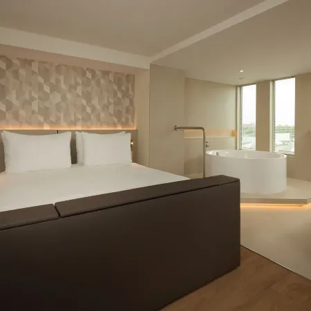 WestCord Art Hotel Amsterdam Отели рядом с достопримечательностью «Культурно-развлекательный комплекс Вестергасфабрик»