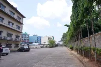 스리 춤폰 호텔