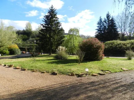 Hôtel Domaine des Pierres Dorées Отели в г. Тезе