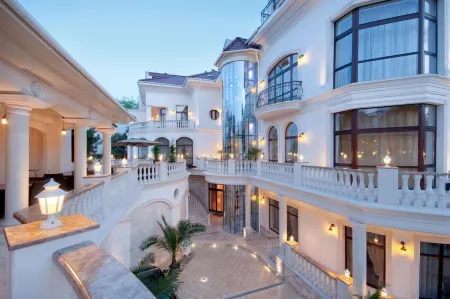 Villa le Premier Maestro Отели рядом с достопримечательностью «Храм святого апостола Луки»