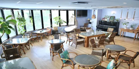 Pension Moon Villa Отели рядом с достопримечательностью «Aqualuce Chapel»