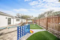 Fun Oasis! Private Pool, Hammock, Golf, Grill, and Arcade!