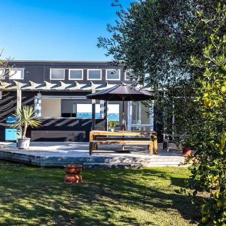 Driftwood Beach House with Spa Pool