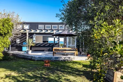 Driftwood Beach House with Spa Pool