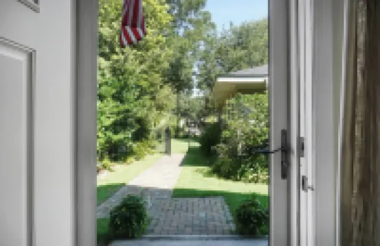 Charming cottage! Central to beach & downtown