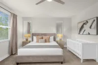 Upstay - Modern Family Townhouse w Private Pool Hotels in Four Corners