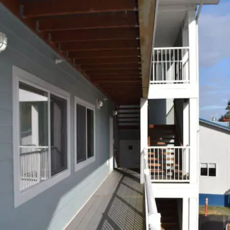 Longliner Lodge and Suites