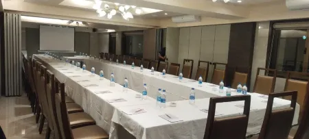 Hotel Corporate Отели рядом с достопримечательностью «Nerul Balaji Temple»