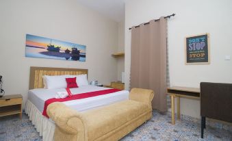 RedDoorz Plus Syariah Near Alun Alun Sampang