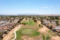 Peoria Oasis on Golf Course: Pool & Putting Green!