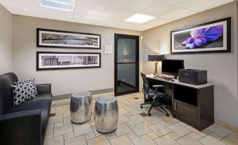 La Quinta Inn & Suites by Wyndham Miami Airport East