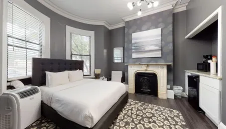 Premier Suites Bay Village Отели рядом с достопримечательностью «Чайнатаун»