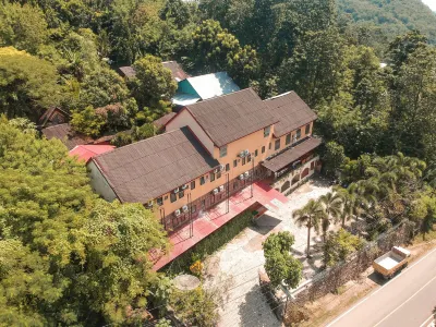 Centro Bajo Hotel & Resto