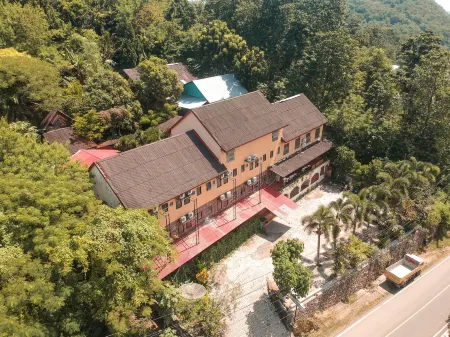 Centro Bajo Hotel & Resto Отели в г. Macang Tanggar