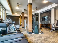 Trendy 1Br King Suite Close to Downtown w Fast Wifi - parking
