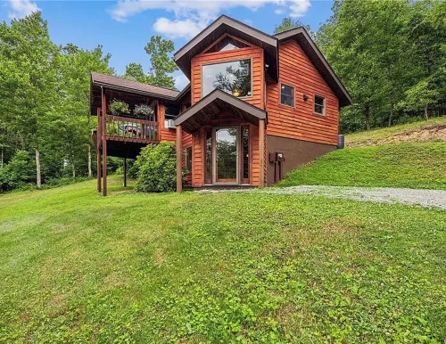 Spacious Mountain Lodge~Secluded Escape, Your Base in the Laurel Highlands!