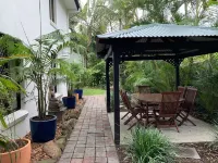 BESAKIH @ BYRON BAY central to town & main beach , large garden, pet friendly