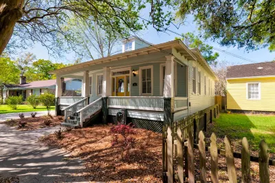 Welcome to House on Hallett.  A historic home less than a mile from downtown 莫比爾機場附近的飯店