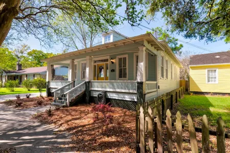 Welcome to House on Hallett.  A historic home less than a mile from downtown Отели в г. Мобил