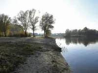 Vacation home directly on the lake, outdoor whirlpool and exclusive 20sqm wellness sauna 烏特格翰酒店