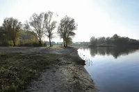 Beach house on the lake, outdoor whirlpool and sauna for private use, 30m to the lake