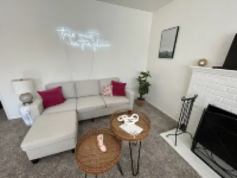 Entire Home by Newport Beach, Disneyland and SNA! Pet Friendly Home Downtown