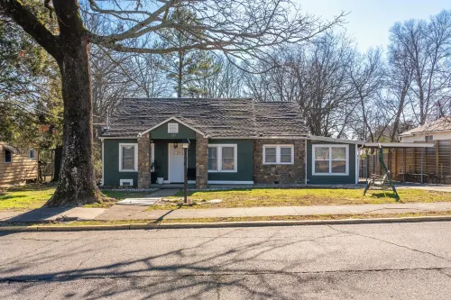 Cottage 300 yards to Oaklawn Casino!