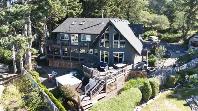 Large beach home with fantastic views of the Oregon Coast with a quaint cabin. Hotels near Ya'Xaik Trail