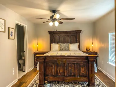 NRH Retreat in the Heart of it All! Sleeps 8! Hotels near Kroger