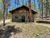 Riverstone Cottage, Bright and Airy Forest Retreat Отели рядом с достопримечательностью «оз. Линкс»