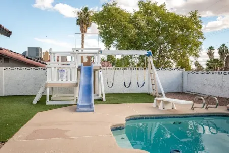 4BR Pool-House Vacation by the Strip! Family-Friendly! Отели рядом с достопримечательностью «Cactus Garden Dr»