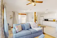 Quiet and relaxing home with full kitchen, patio, Pack-N-Play, & beach access Hotel di Lower Grand Lagoon