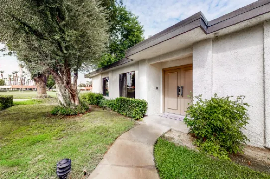 Modern Desert Retreat