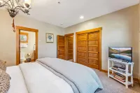 Cozy Loft and Shared Hot Tubs - Inviting Mountain Retreat