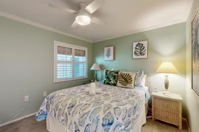 Gulf Place 19 Hotels near Dollar Tree