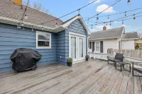 Close to Attractions and Minutes from Lake Michigan - Charming Cozy Retreat Hotels in Michigan City