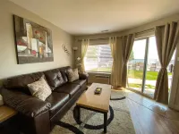 Stunning Lake View Retreat with Pool Side Patio Hotel a Garden