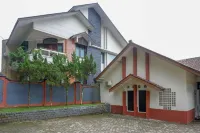 RedDoorz Near Lokawisata Baturaden 2 Hotels near Dam Belanda KTH Muntu