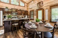 Stunning Cabin with Gas Fireplace and Hot Tub - Gorgeous Ample Retreat