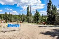 Cozy condo near ski resort with WiFi & flatscreen TVs - free shuttle to slopes Hotels in Angel Fire