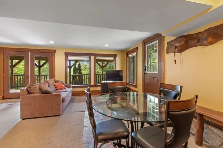 Breathtaking Mountain Views and Modern Comforts - Exquisite Getaway