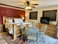 Open Floor Plan and Grassy Area - Charming Escape Hotels in Red River