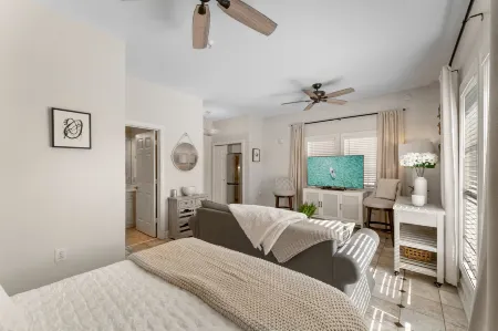 Charming Studio with Pool Access and Beach Trams - Delightful Escape Отели рядом с достопримечательностью «Alys Beach»