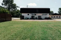 Spacious Deck and Unique Designer Touches - Charming Barn Retreat Hotels in Knox County